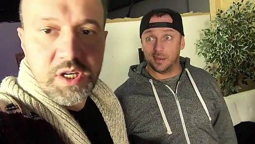 Büyük götlü esmer göğüslerini ıslatıyor