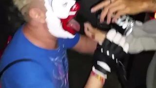 Clown lutscht an Zehen