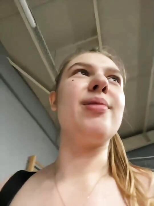 BBWセクシーな女の子ジュシエルッシーがジムでトレーニング