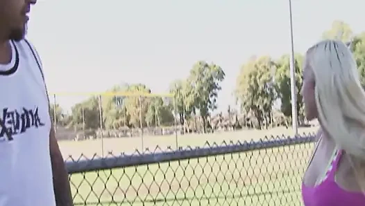 Yakalanan ev kadınları sahne 3_housewife büyük memeli sarışın bebek üstte döl seviyor