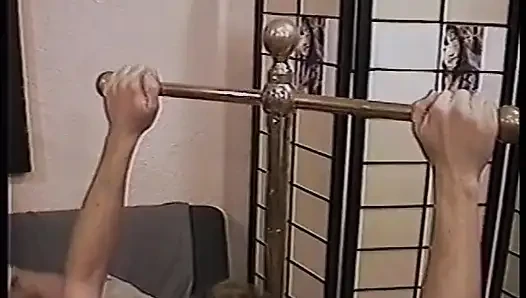 Sexy raven spielt mit boytoy mit verbundenen augen