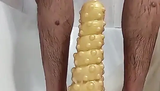 Büyük bir dildo anal deliğimi genişletiyor