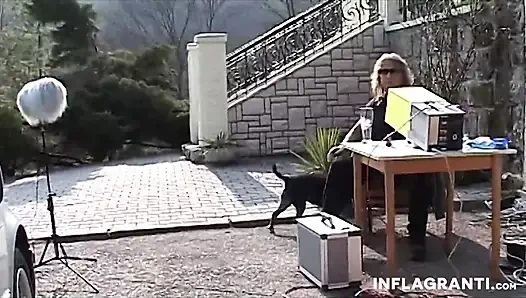 Фигуристой крошке засадили на улице в любительском видео
