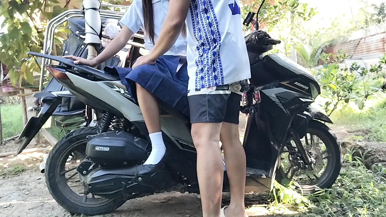 19 YEAR OLD SCHOOLGIRL RIDES A TRIKE DRIVER FUCK IN PUBLIC