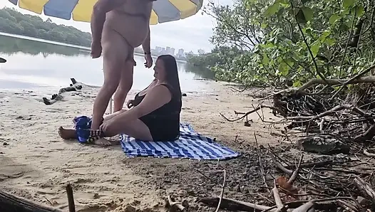 Чуть не застукали трахающихся у реки - Эксклюзив на FapHouse