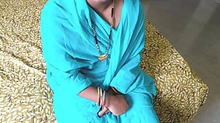 On Raksha Bandhan, sister-in-law was alone on the gar, and brother-in-law gave sister-in-law a pel, sister-in-law also very happ