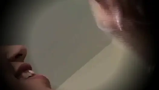 Красивая молодая женщина с пирсингом сосков и киской, кончающей на ее лицо большим членом