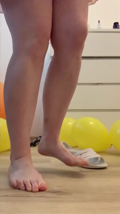 Feet & Balloons Crushing
