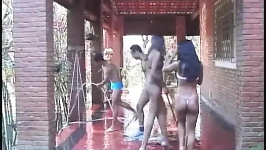 Pissen, durchnässte outdoor-gruppenfick - schlampen überall getränkt