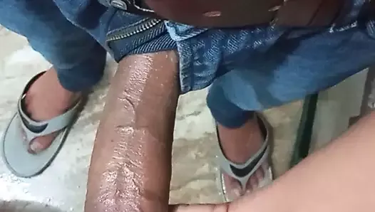 Un jeune indien montre sa bite en jean et jouit