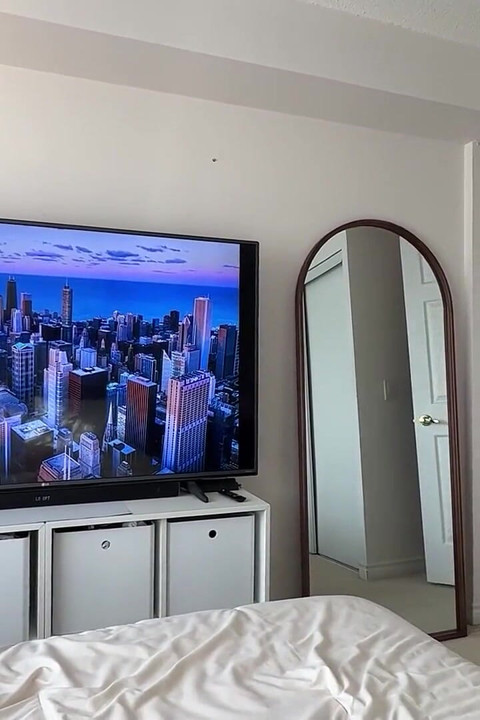 Hayley interrompt et prend le relais de ta soirée télé