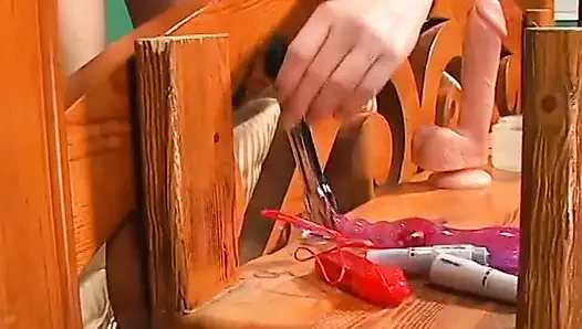 Мясистую брюнетку трахает горячая блондинка с страпоном