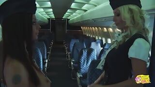 Twee ondeugende stewardessen tonen elkaar hun kutjes en neuken met een dildo