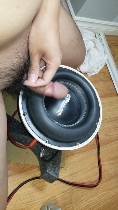 Veliki orgazam od svršavanja na subwooferu koji se koristi kao vibrator za kurac - puno sperme leti posvuda