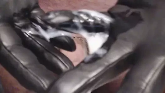 Leather gloved handjob endlich abgespritzt