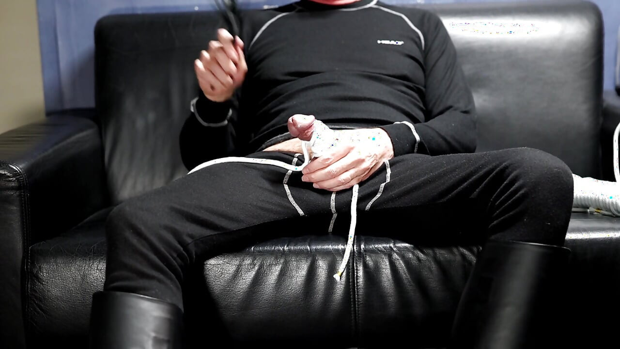 Ayah bermain dengan but polis kulitnya pada batang cendawannya