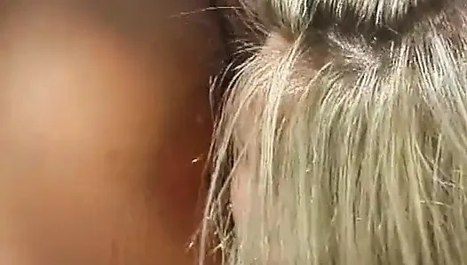 Büyük memeli esnek sarışın kendi amcığını yalıyor