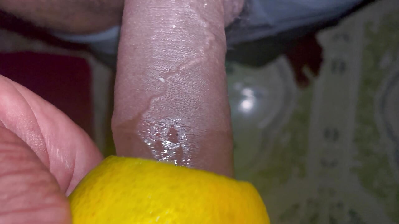 Cậu bé Ấn Độ đụ con cu với màu cam.