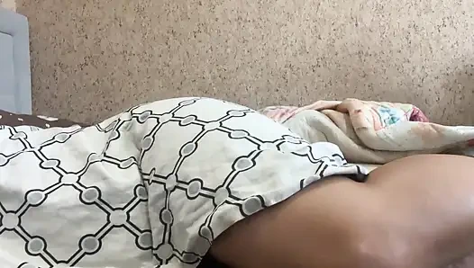 Lütfen içime boşal!! Üvey anne boşalmak için bacaklarını açıyor