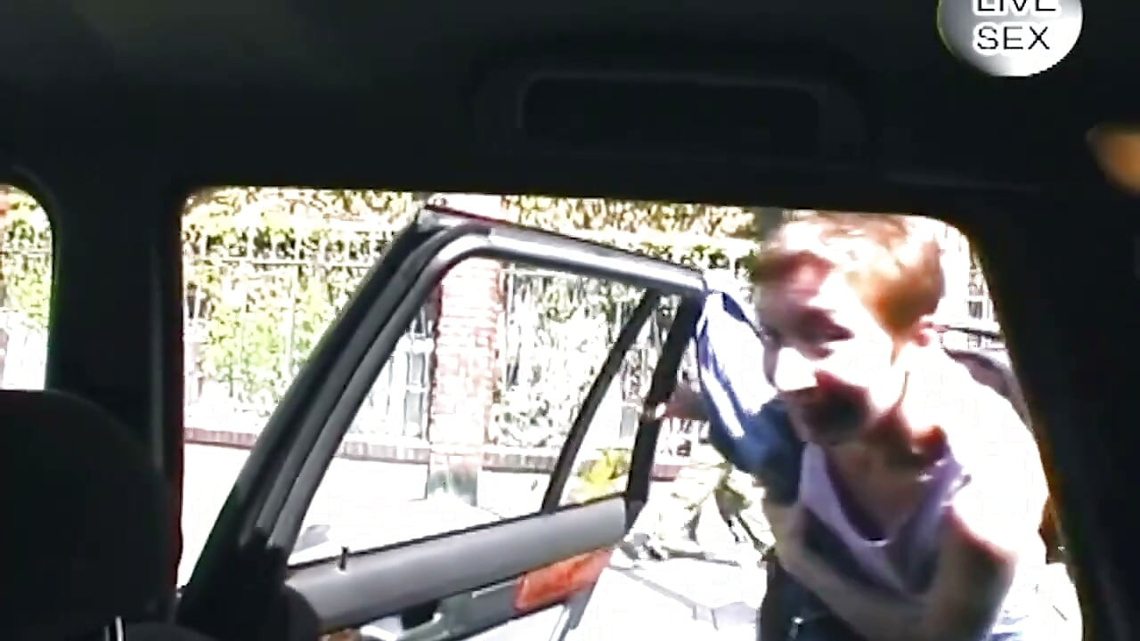 Nena folla coño mojado con consolador azul en coche