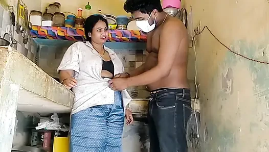 Kayınbiraderi Holi'de baldızımın büyük meme uçlarını çimdiklıyor, mutfakta vahşi seks