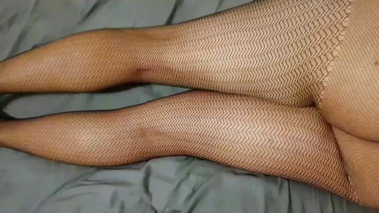 Dani_leg svršava u seksi crnoj mrežastoj mreži