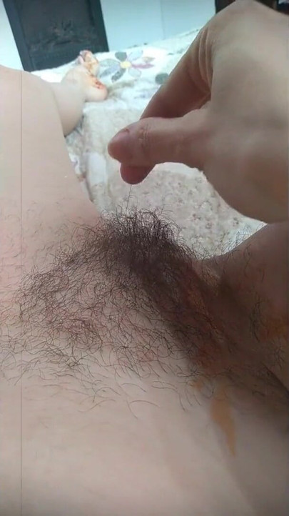 Bir köylü kız kıllı amcığını güzel müziğe güzelce çekiyor