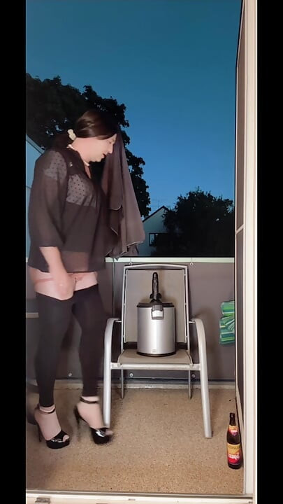 Sissy zadirkuje i jaše dildo na balkonu