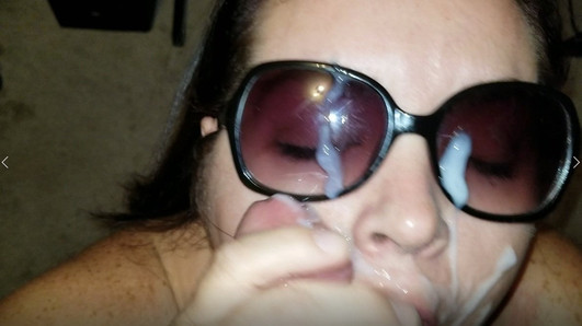 Sexy bbw chupa gafas de sol y se cubre de esperma (vista previa)