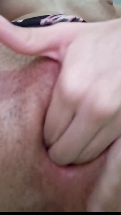 Prelepa devojka stiže umorna sa posla, i masturbira, krupni plan