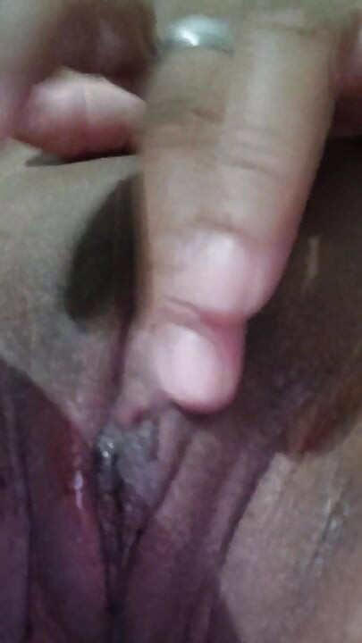Morena masturbándose en casa