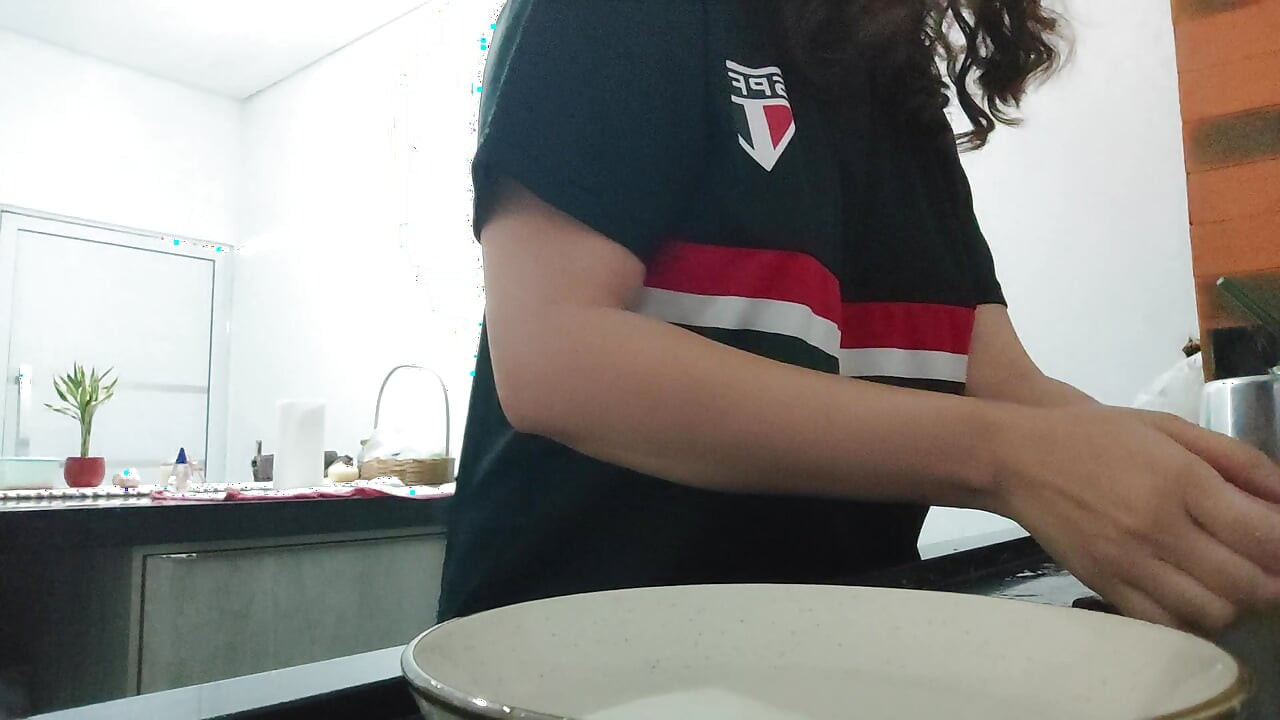 Woman teasing while washing dishes. She loves to transmit to the voyeurs on duty