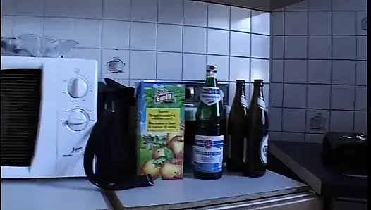 Blondes schätzchen bekommt intensives hardcore-hämmern und explosiven orgasmus