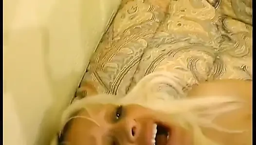 Eine Blondine mit einer engen muschi wird im Hotel von ihrem Liebhaber gefickt.