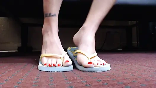 Извивание пальцами в шлепанцах крупным планом