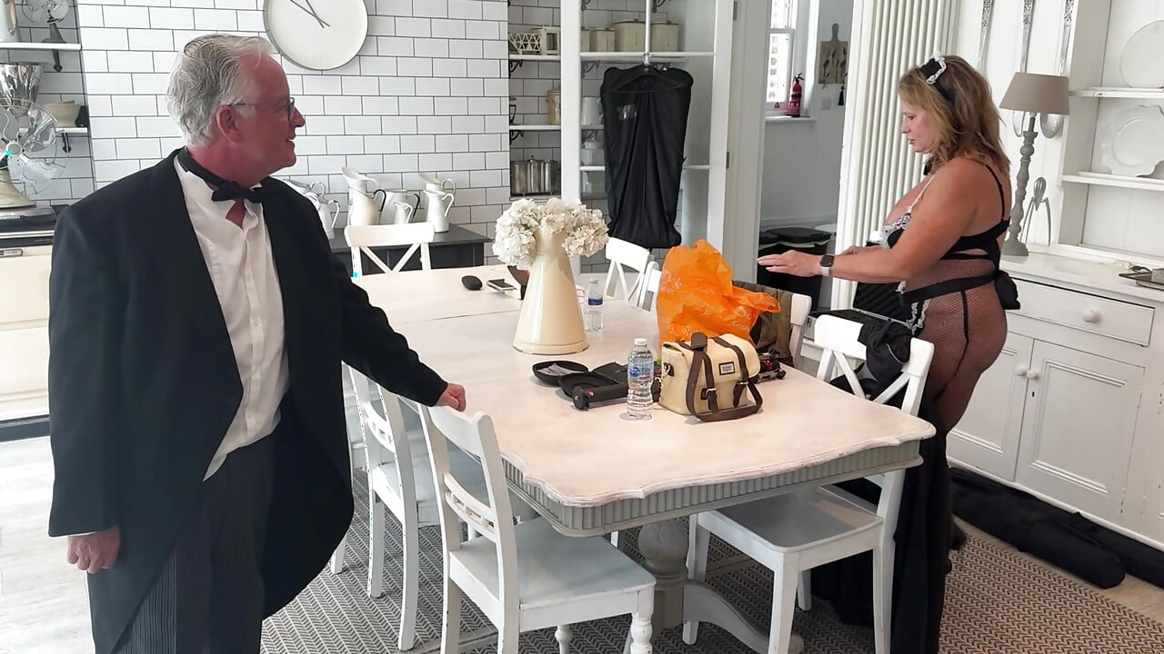 A rossz komornyik megbassza a ribanc szobalányt