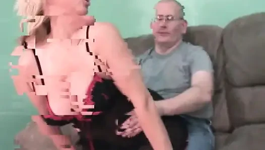 Cewek sange rambut pirang lagi asik nyepong kontol pelan dan gerah