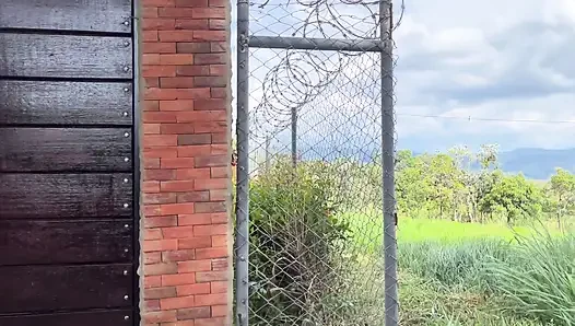 Koştuktan sonra güzel kızla amcalarının evinde yalnız iken seviştim, poposunda büyük bir akıntı vardı