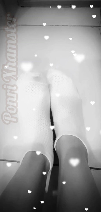 Bàn chân của tôi đang mặc vớ trắng