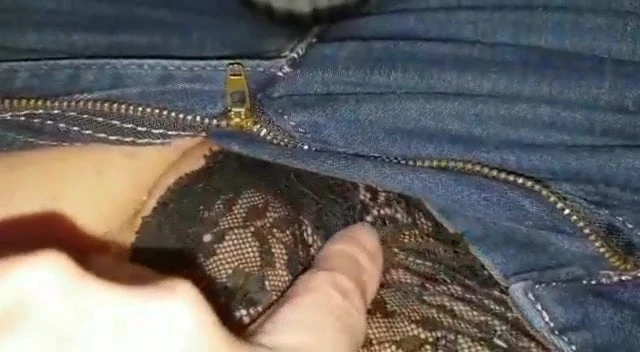 Elle se carresse pour moi