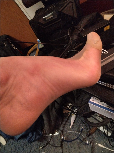 娘娘腔在妻子的尼龙袜里闲逛，第一次画脚趾