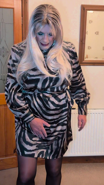 스타킹을 신은 짧은 새틴 드레스