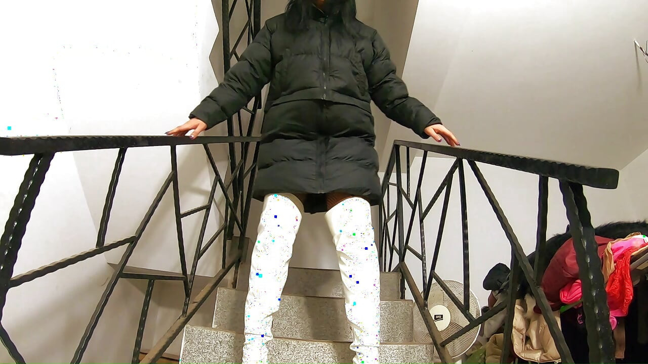 Preto downjacket fetiche nas escadas. Bodystocking, botas brilhantes e provocação íntima