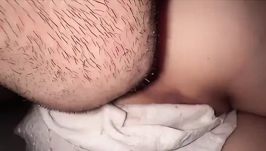 ZEIGT 18-jährige muschi, kitzler lecken oder arschlecken?