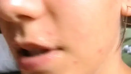 Almanya'dan iki tatlı kız üçlü grup sekste dolu yarağı yalıyor