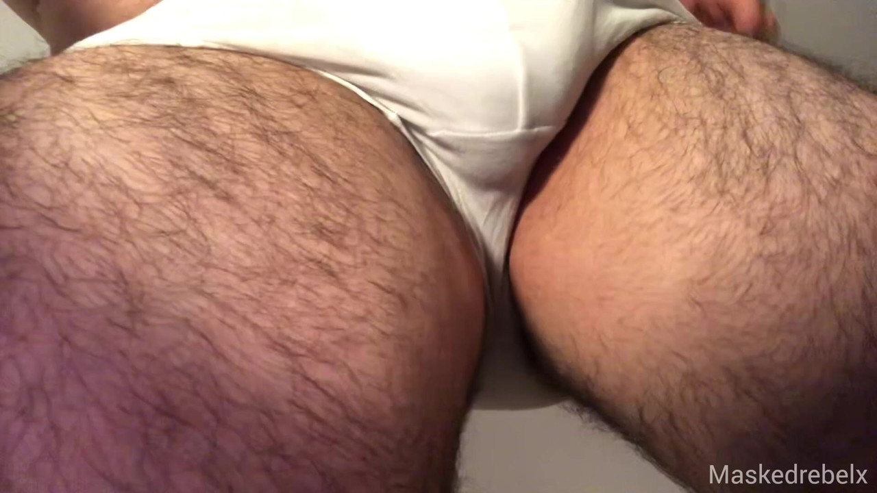 穿着白色内衣的多毛男人炫耀他坚硬的鸡巴