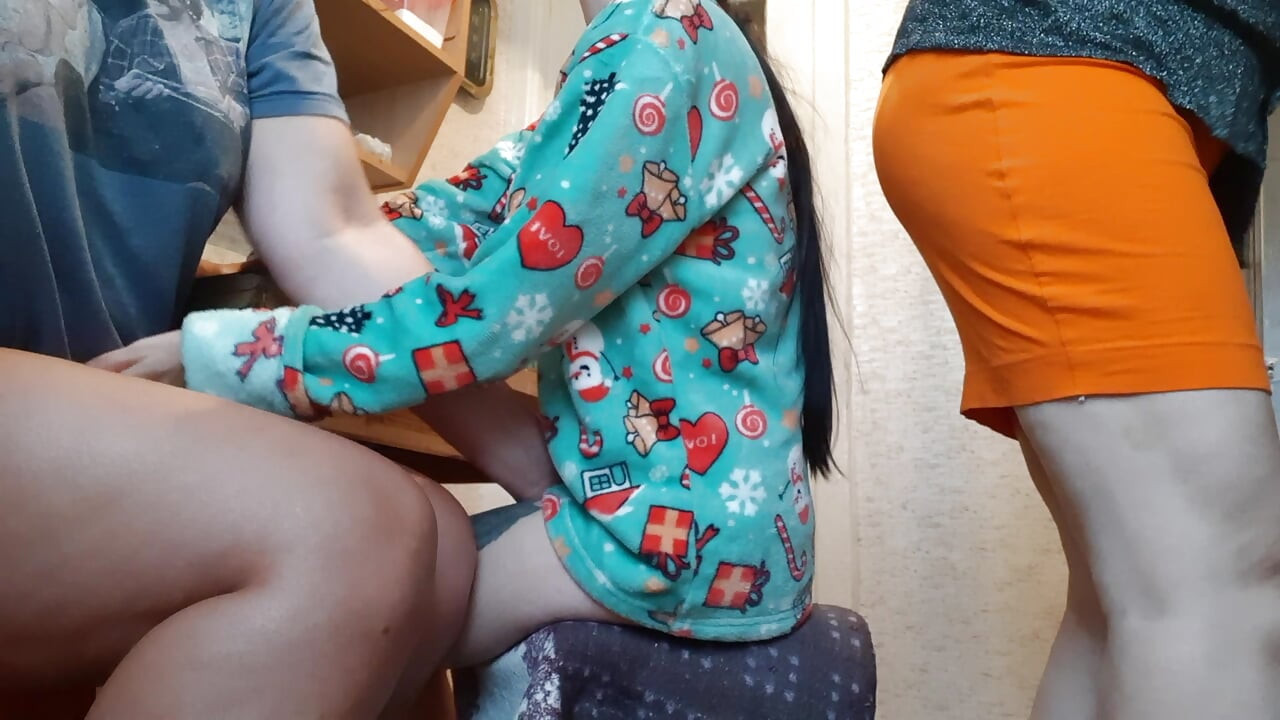 Teman wanita dan saya saling melancap di dapur semasa pembantu rumah kami sedang menyediakan sarapan pagi