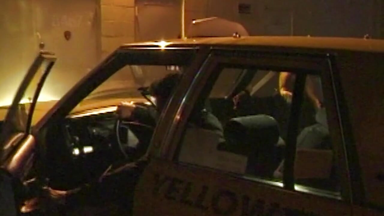 Versaute Taxifahrt: Heiße Blondine im Auto und auf dem Sofa