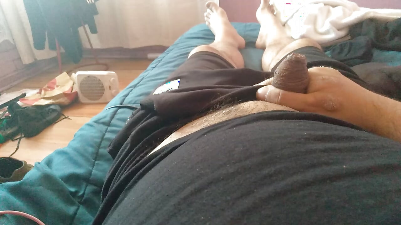 Aranyos meleg férfi mohón húzza vissza a fitymáját