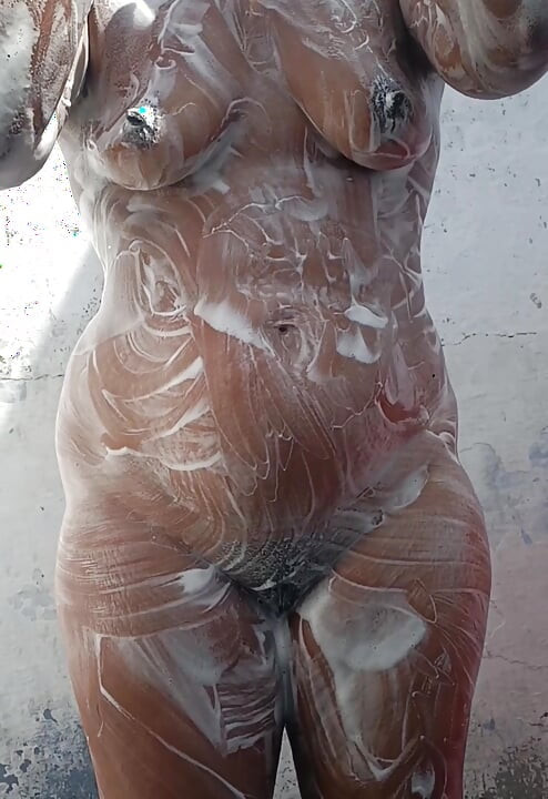 Pertunjukan mandi bugilku